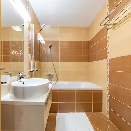 Crocus Hotel 4*